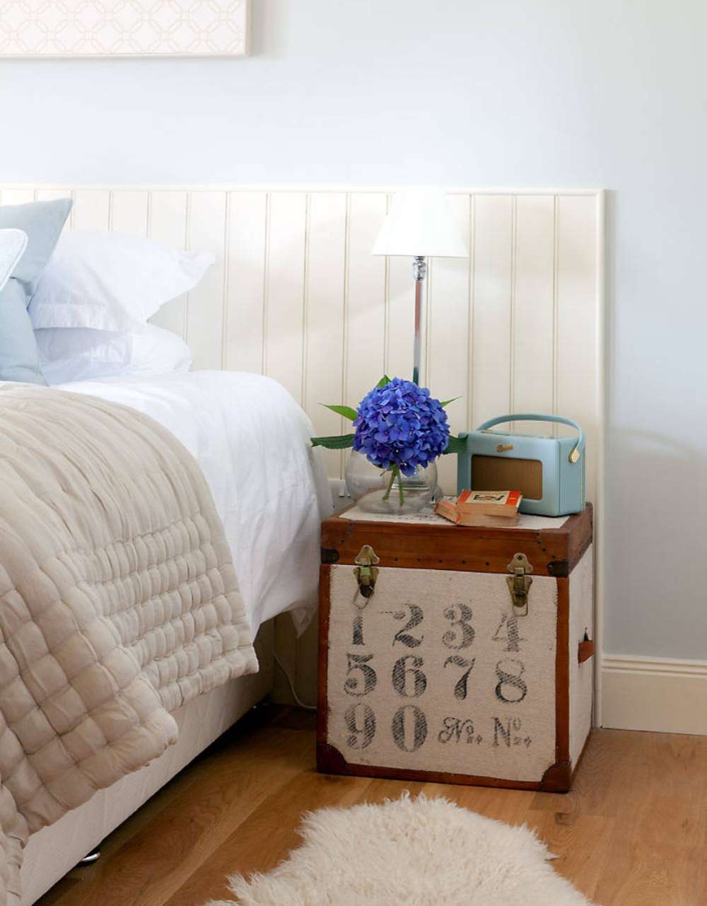 1-9-2 Vintage Charm: Shabby Chic Bedroom Design Ideas
